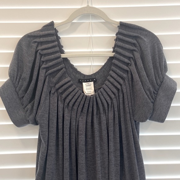 Tiana B Gray Short Sleeve Dress with Gathered Detail at Neck and Sleeves sz.L - Picture 4 of 8